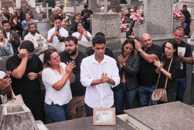 Piloto morto em queda de helicóptero é sepultado com louvores e homenagens