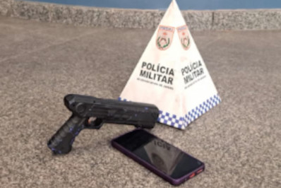 Populares detêm homem após roubo de celular em Nova Iguaçu