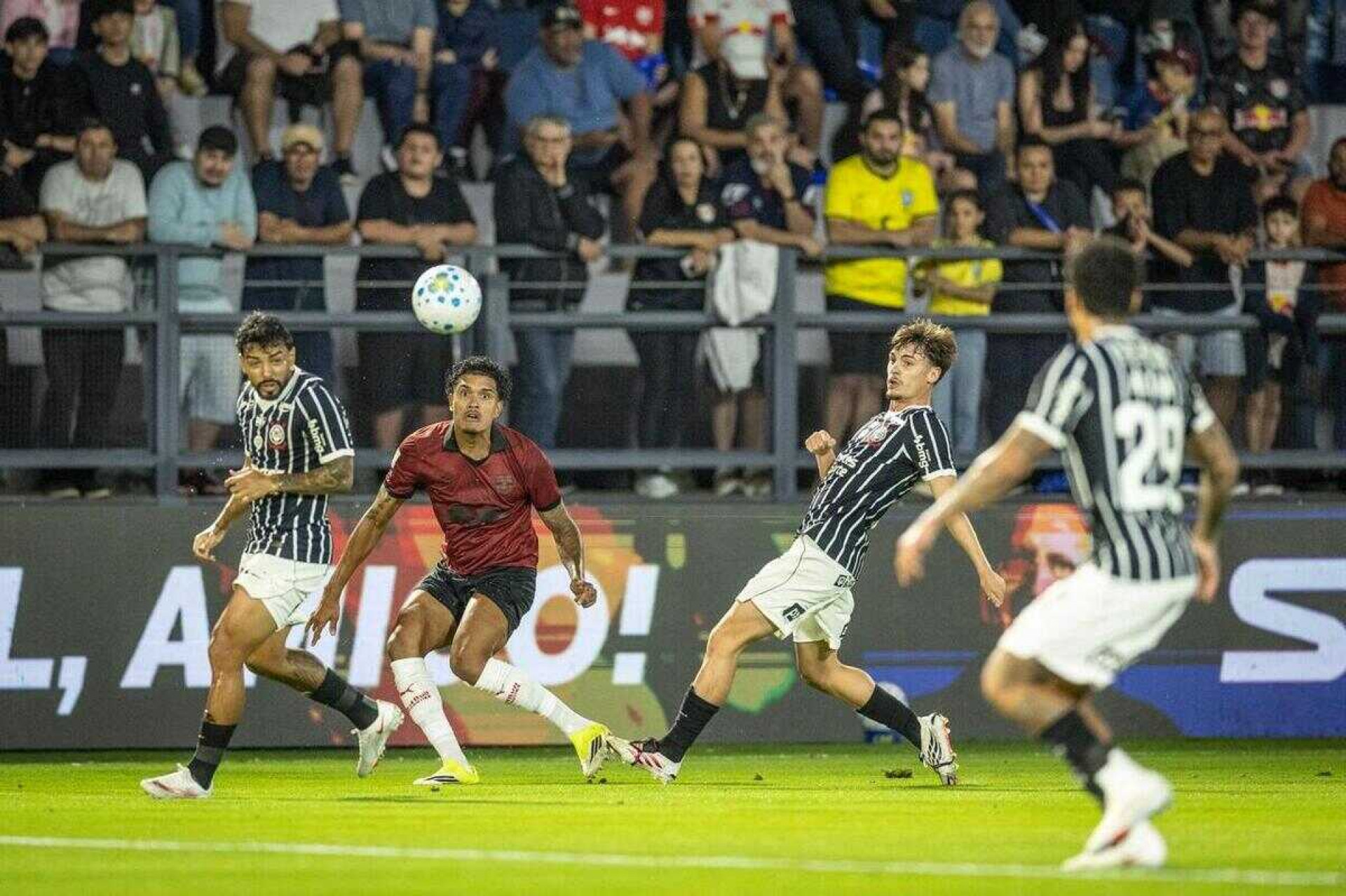 Confus&atilde;o de uniformes entre Corinthians e Bragantino &eacute; citada na s&uacute;mula