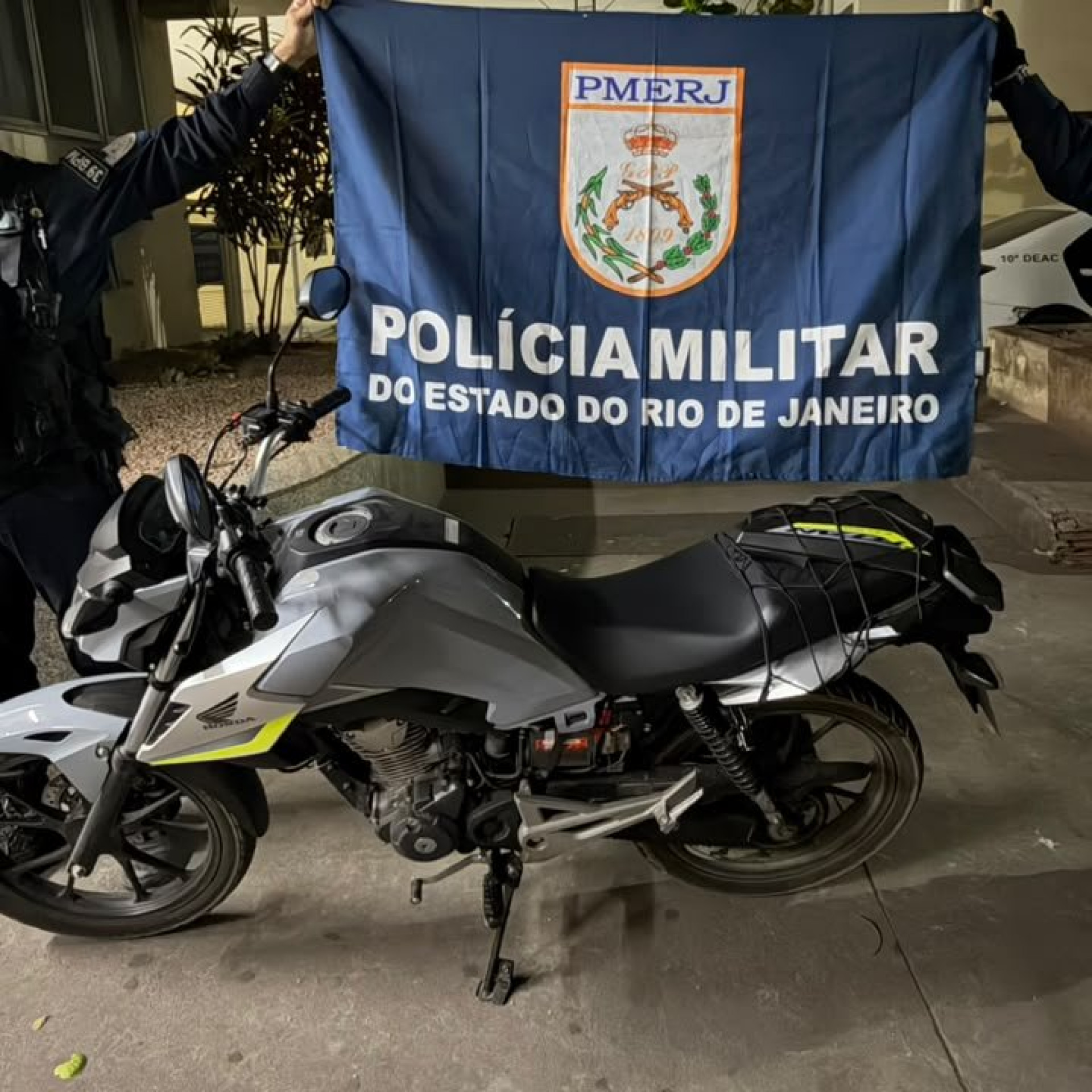 PM prendeu suspeitos com moto roubada no bairro Shangri-lá, em Belford Roxo, Baixada Fluminense - Reprodução / X