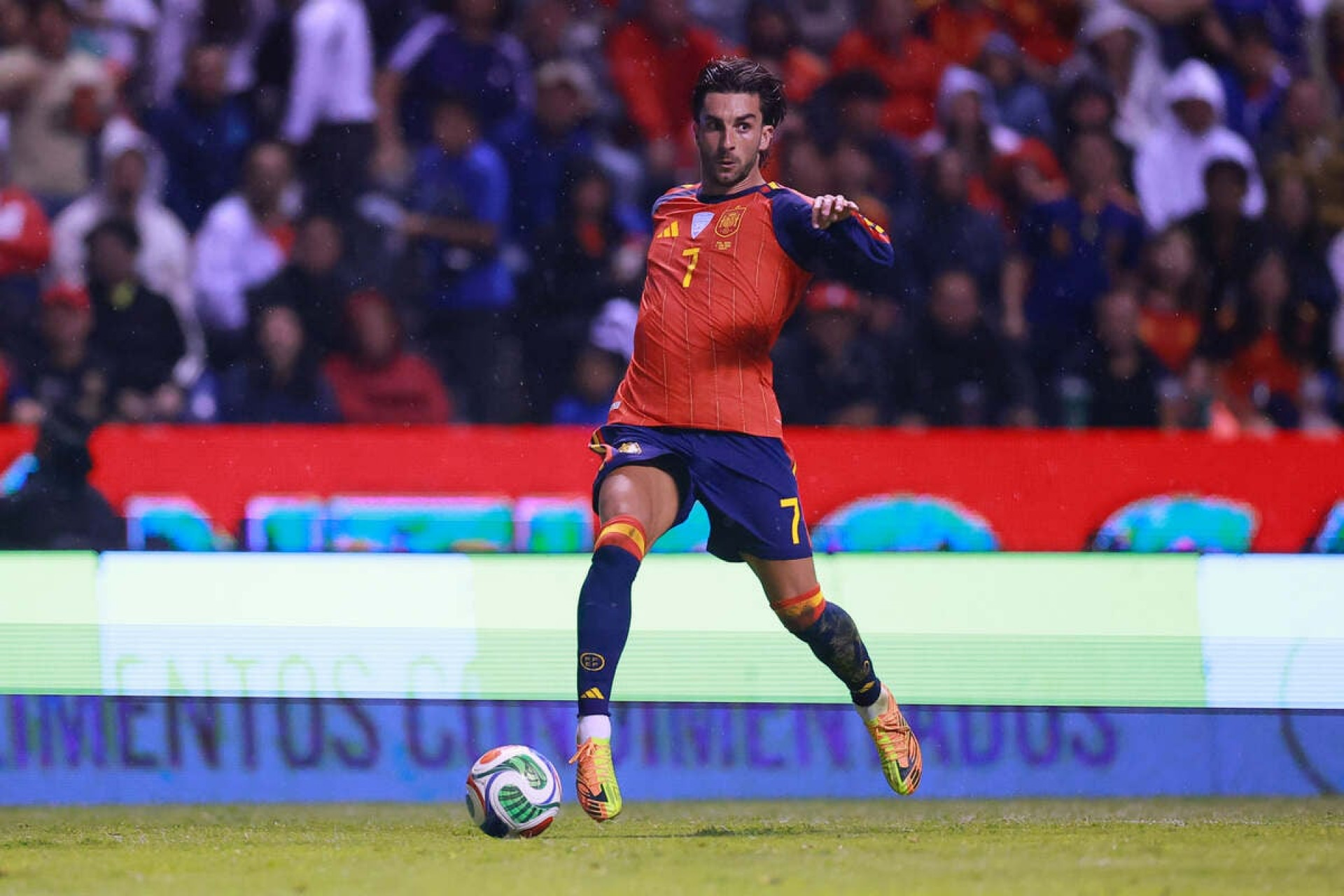 PSG avan&ccedil;a por Ferr&aacute;n Torres e prepara oferta para o Barcelona
