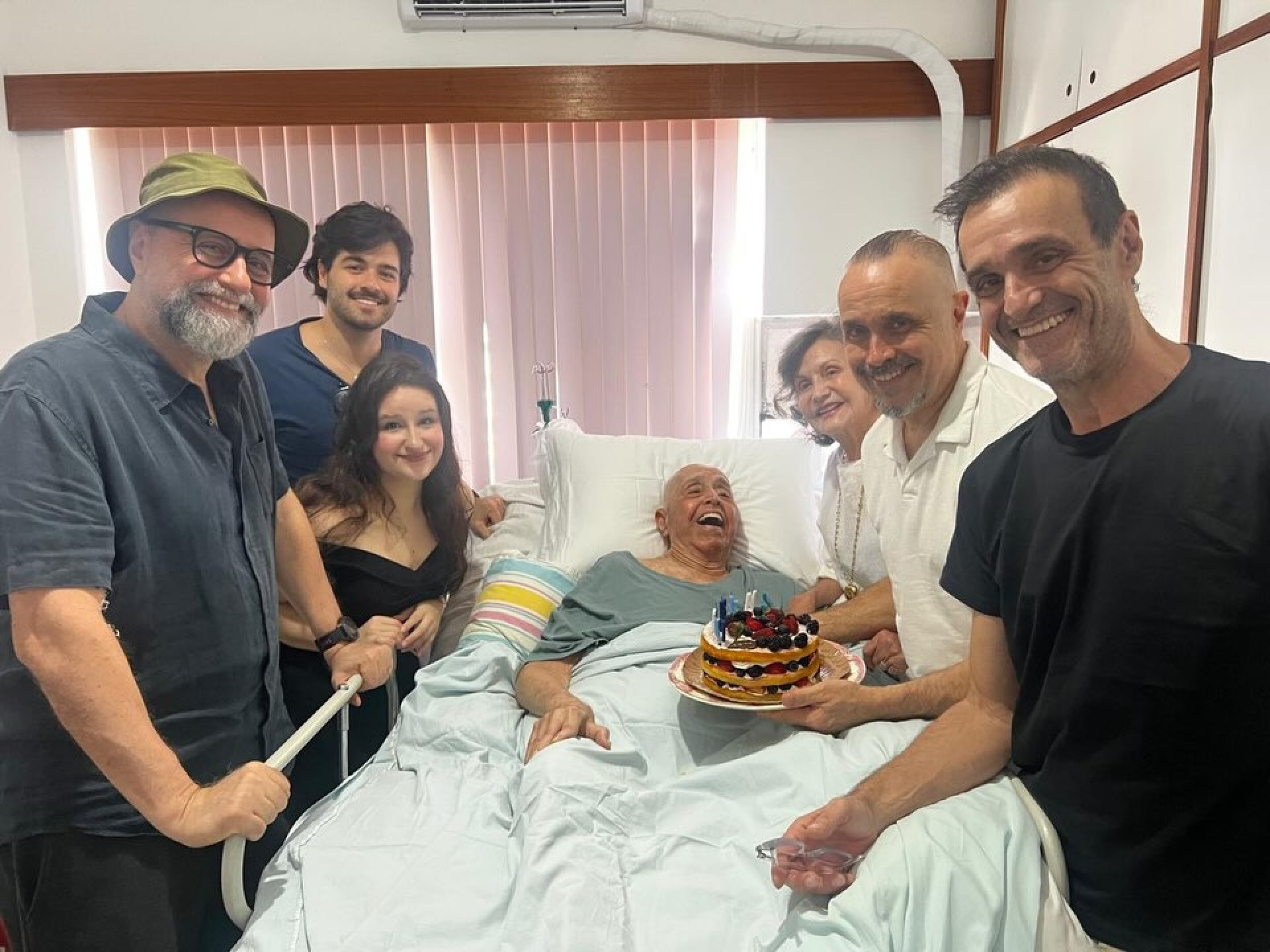 Rosamaria Murtinho publica fotos de Mauro Mendonça ao lado da família - Reprodução do Instagram