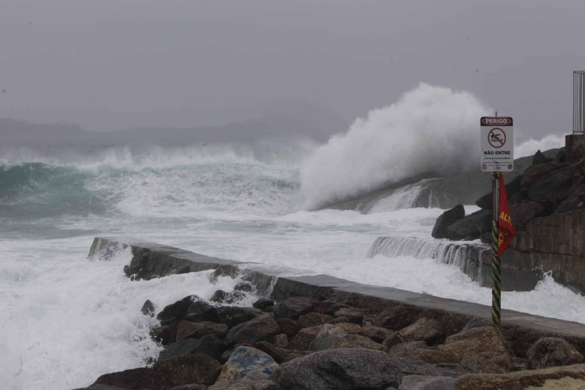 Praia do Leblon, na Zona Sul do Rio, tem ondas maiores devido ressaca - Reginaldo Pimenta / Ag&ecirc;ncia O Dia