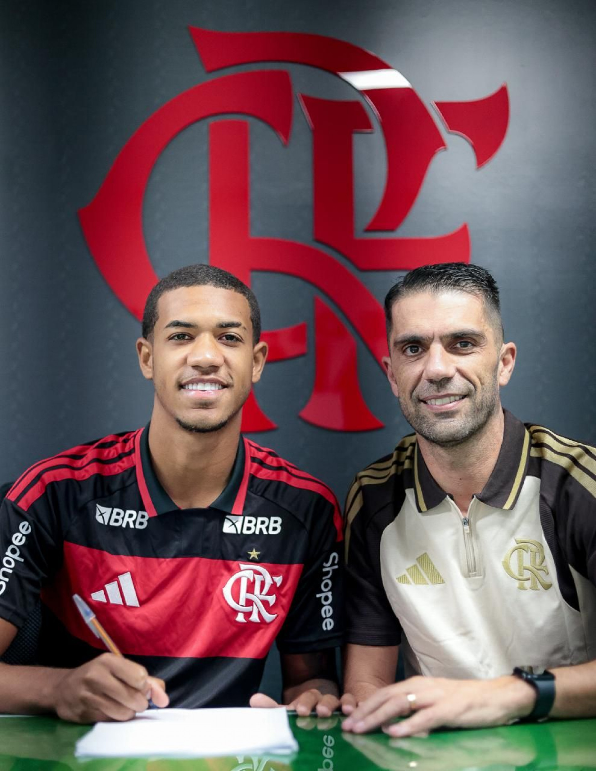 Aiyran assinou com o Flamengo