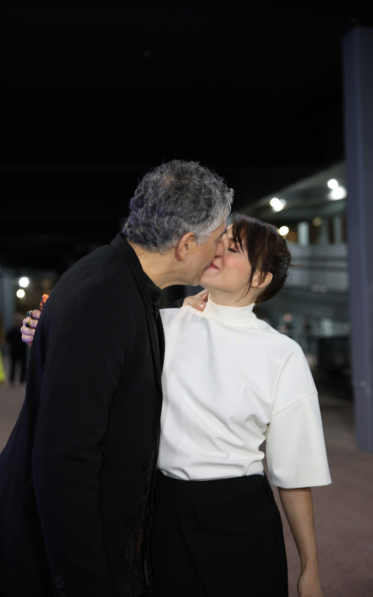 Leticia Colin e Michel Melamed trocam beijinhos 