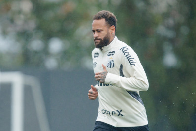 Neymar e elenco do Santos passam por reunião com organizada