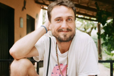 Ex-ator da Globo abandona luxo e passa a viver em ônibus