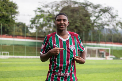 Atacante assina contrato profissional com o Flu e mira ser ídolo