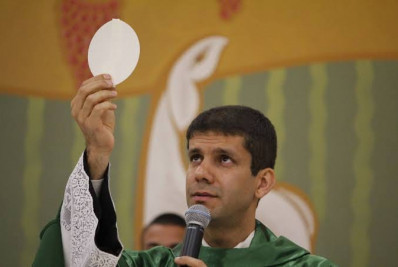 Padre de SP é excomungado por se juntar a grupo que desafia papa