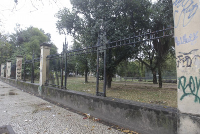Parque em Vila Isabel sofre com descaso total e furto de grades