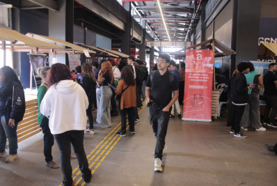 Jovens buscam oportunidades de emprego em feira no Terminal Gentileza