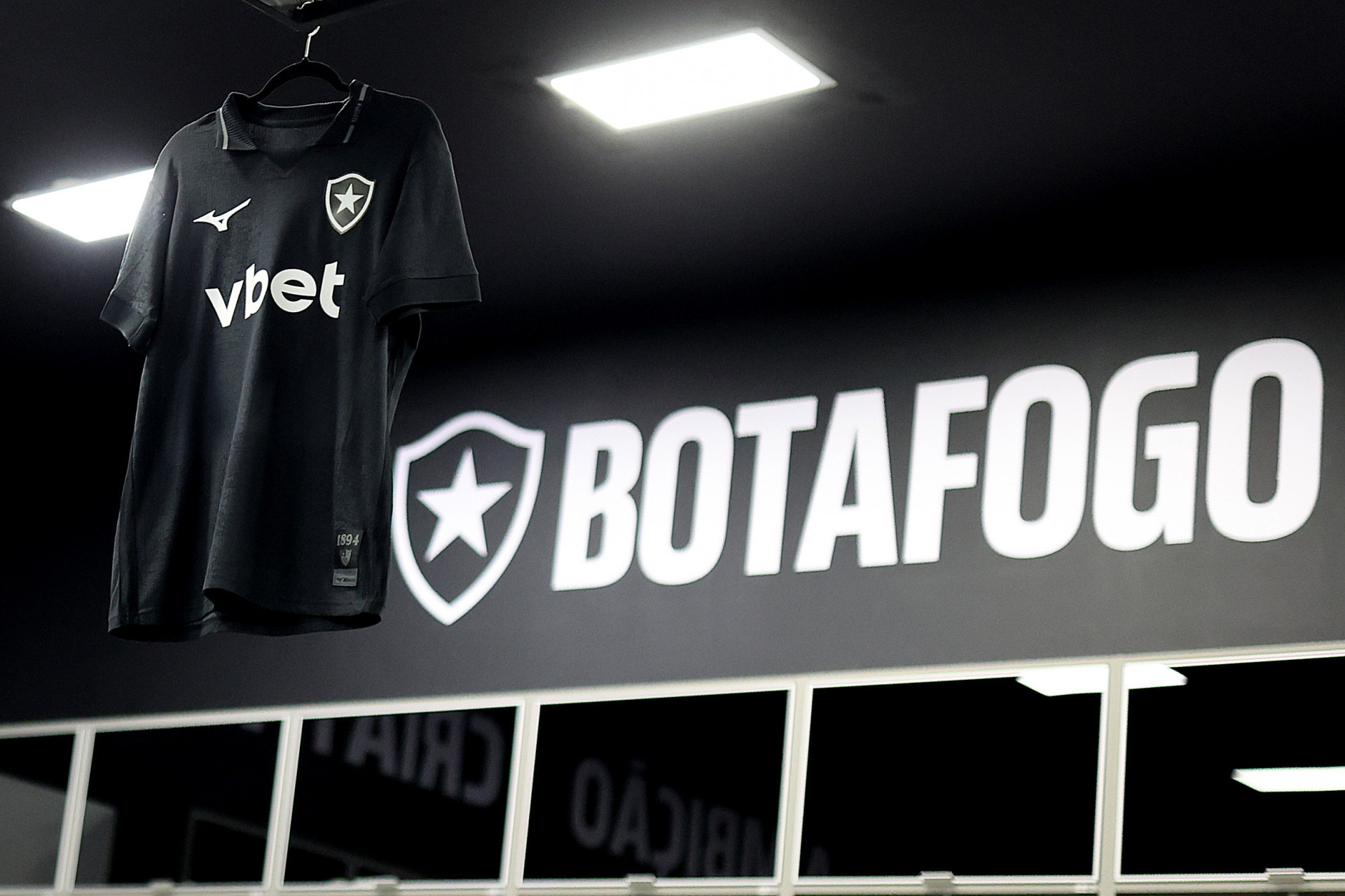 Uniforme preto do Botafogo - V&iacute;tor Silva / Botafogo