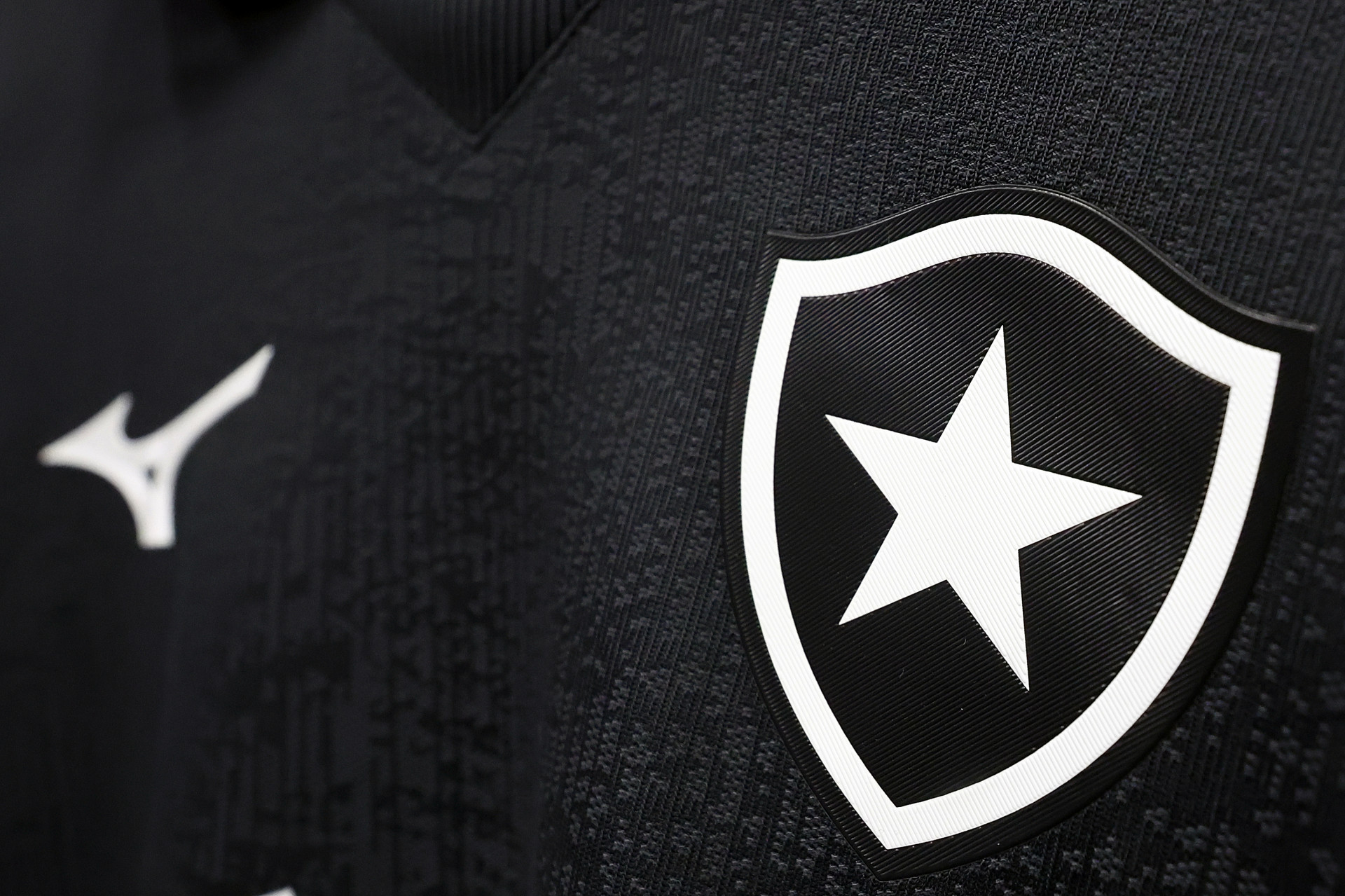 Detalhes do uniforme preto do Botafogo - V&iacute;tor Silva / Botafogo