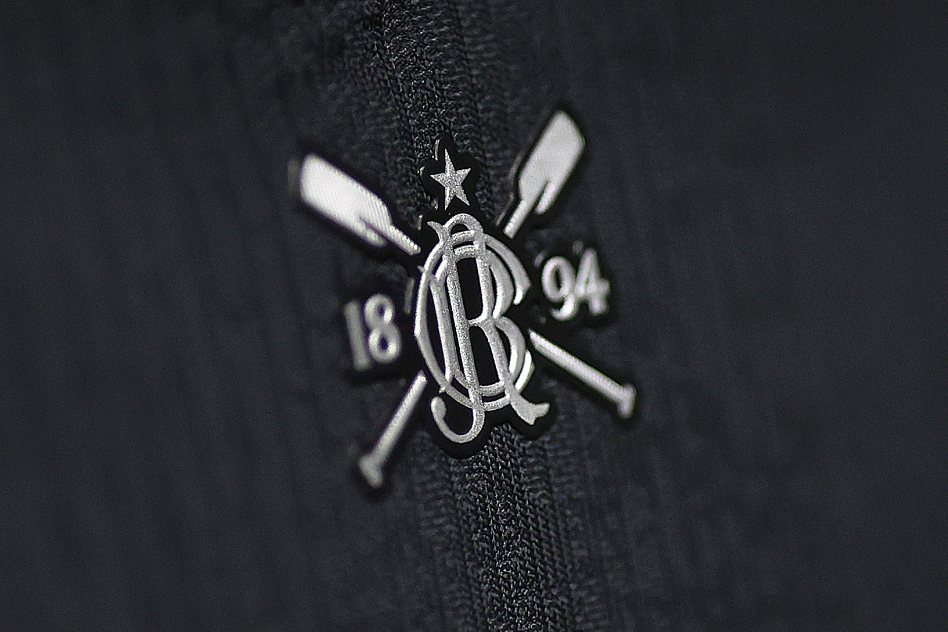 Detalhes do uniforme preto do Botafogo - V&iacute;tor Silva / Botafogo