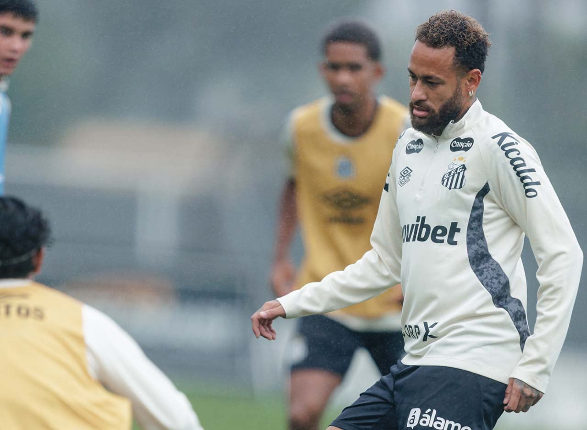 Organizada do Santos faz “visita” ao CT e conversa com o elenco: “Papo reto”