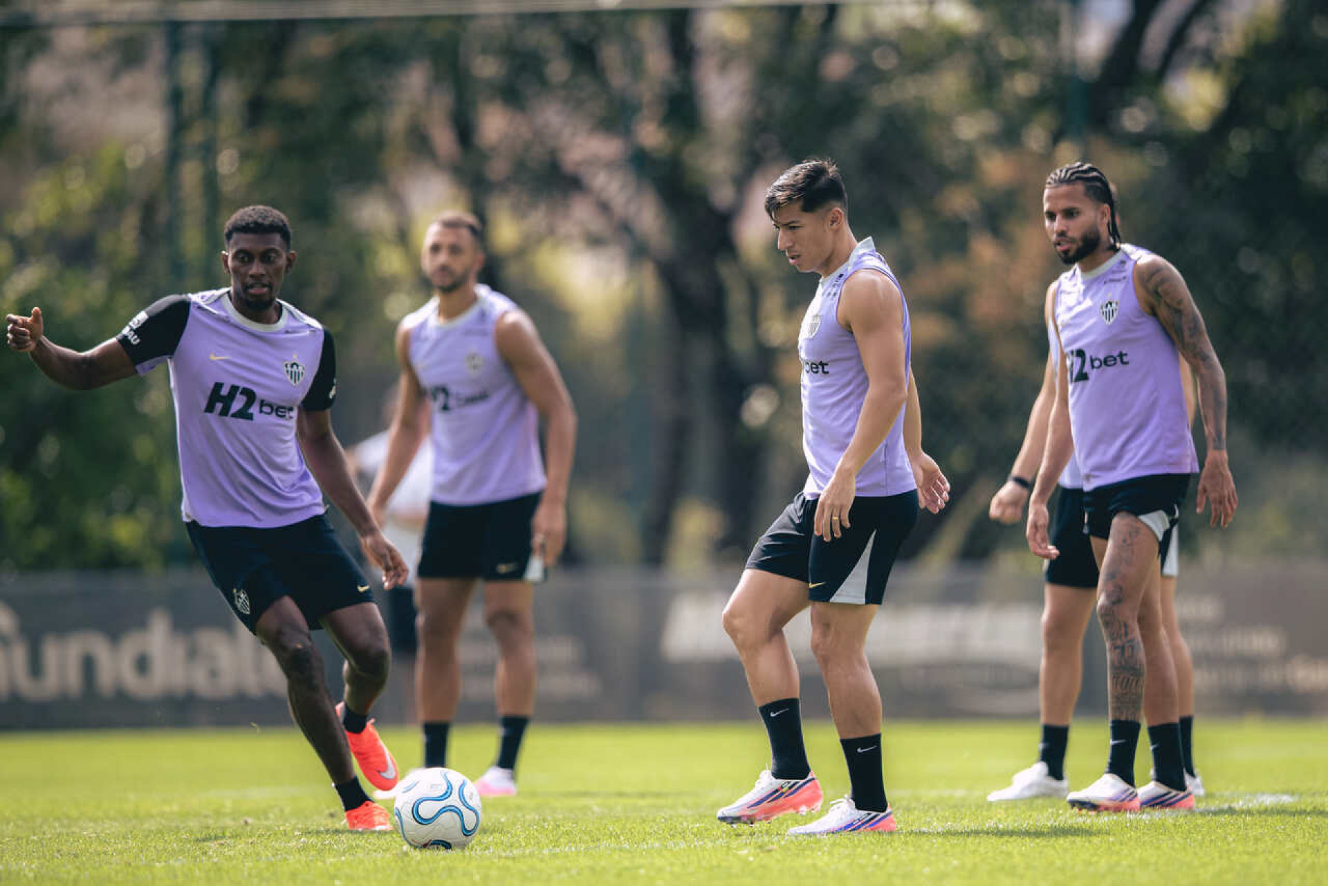 Atl&eacute;tico tem tr&ecirc;s baixas para encarar o Bragantino; veja relacionados