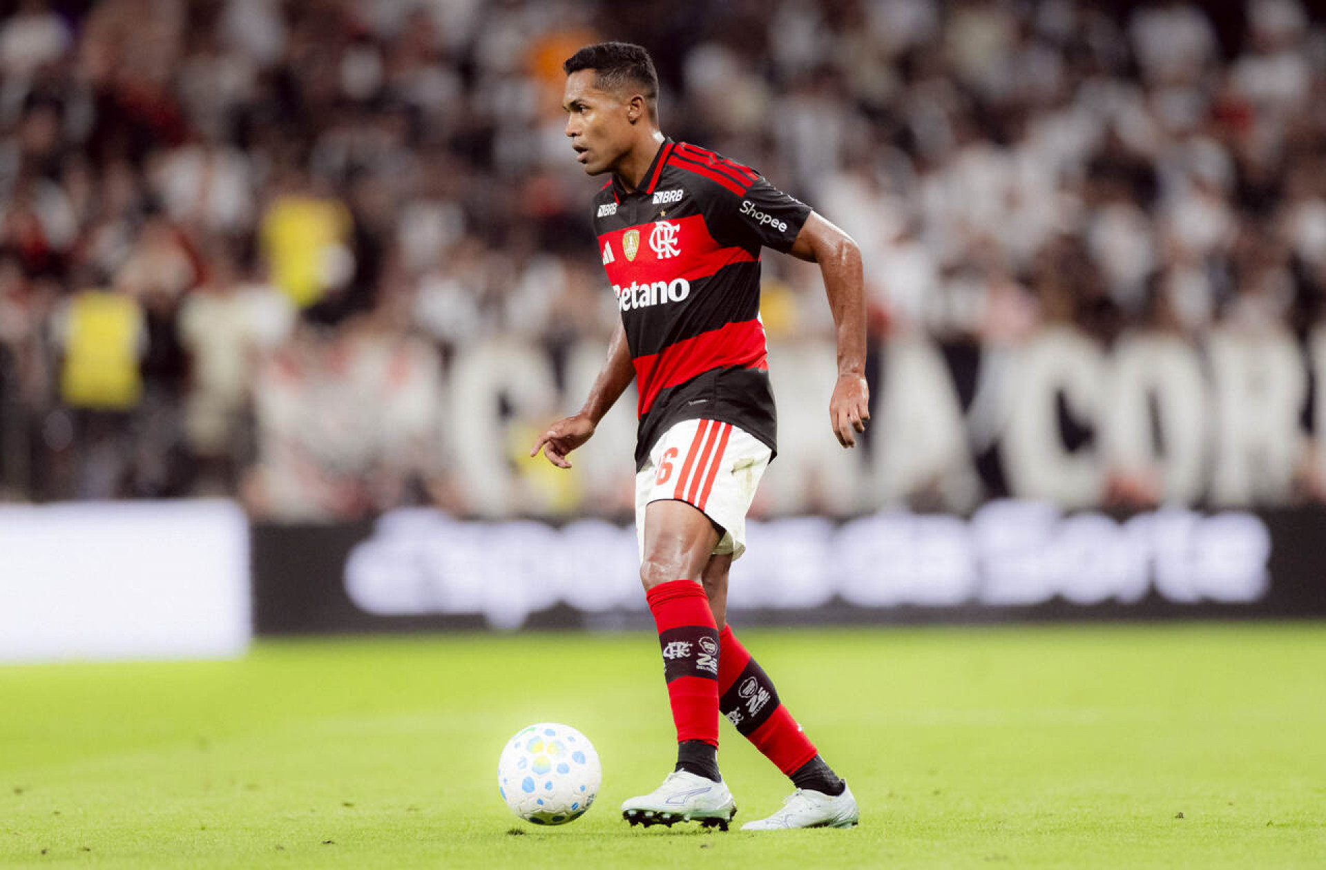 Ainda desfalcado, Flamengo divulga relacionados para viagem a BH