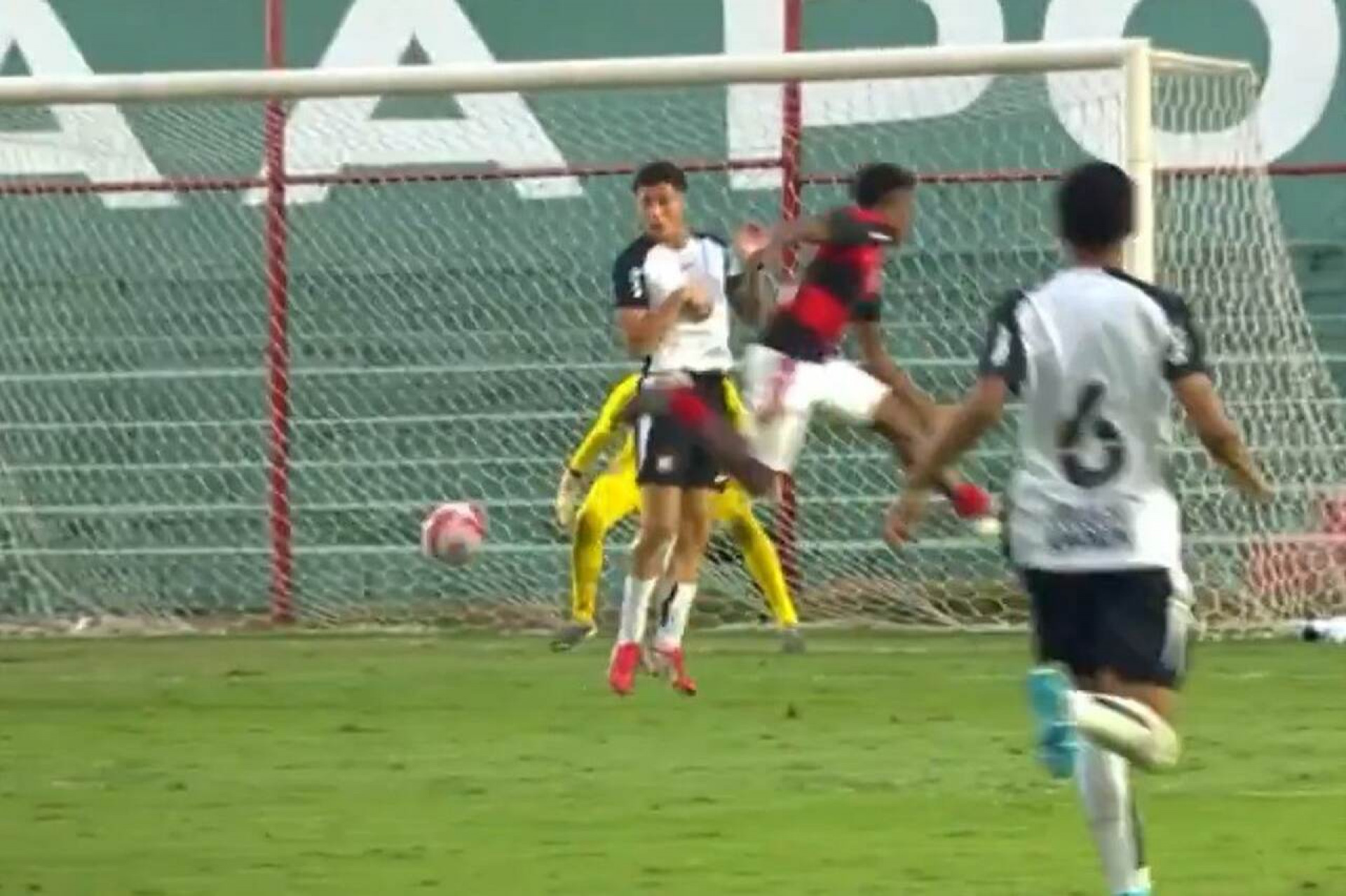 Flamengo e Corinthians no Sub-17 tem gola&ccedil;o de letra e expuls&atilde;o