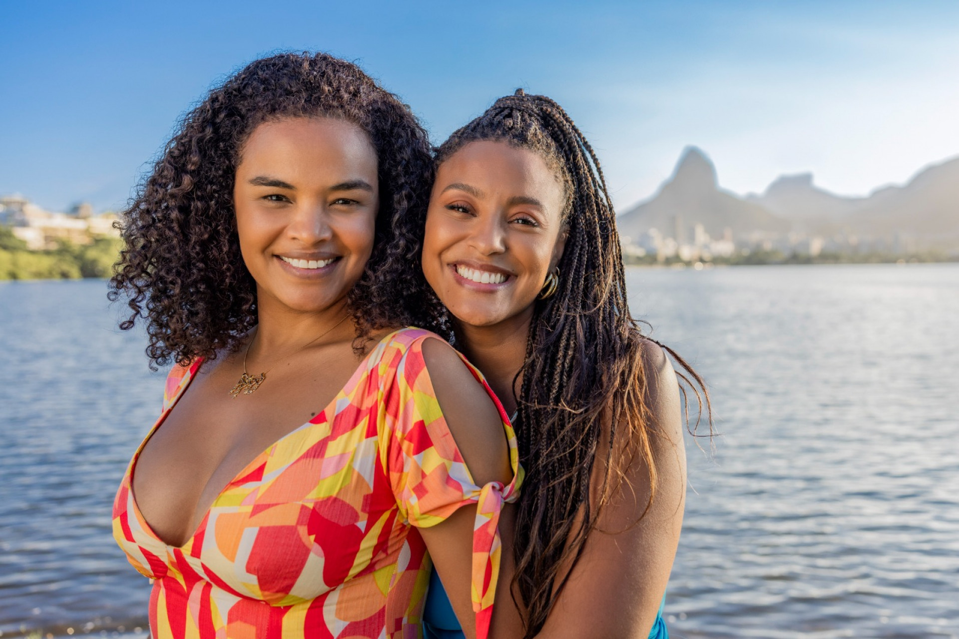 Bela (Sheron Menezzes) é amiga de Juli (Lucy Ramos) na novela das 19h, 'Por Você' - Fábio Rocha / TV Globo