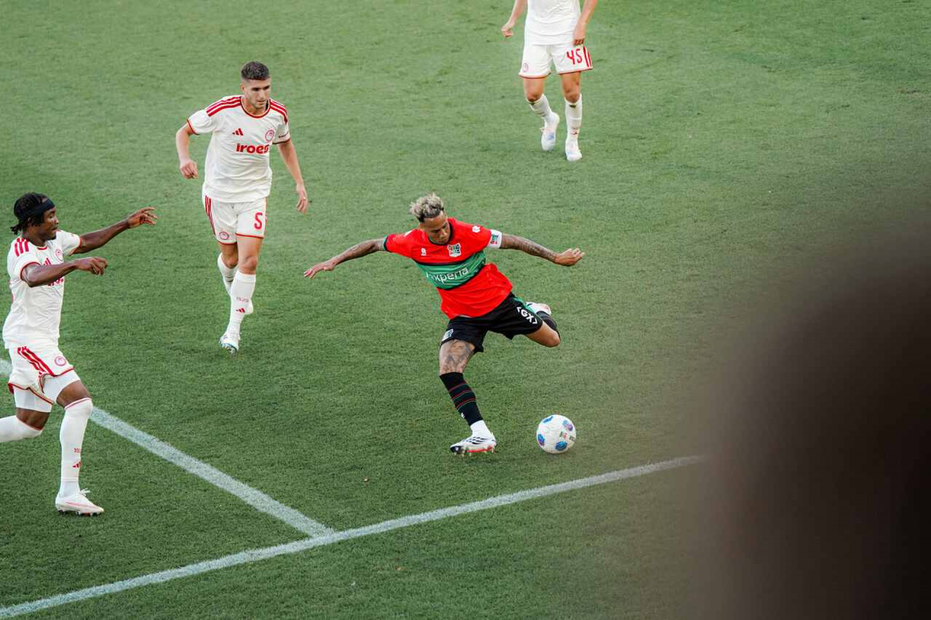 NEC vence Olympiakos na prorroga&ccedil;&atilde;o e vai aos playoffs da Champions