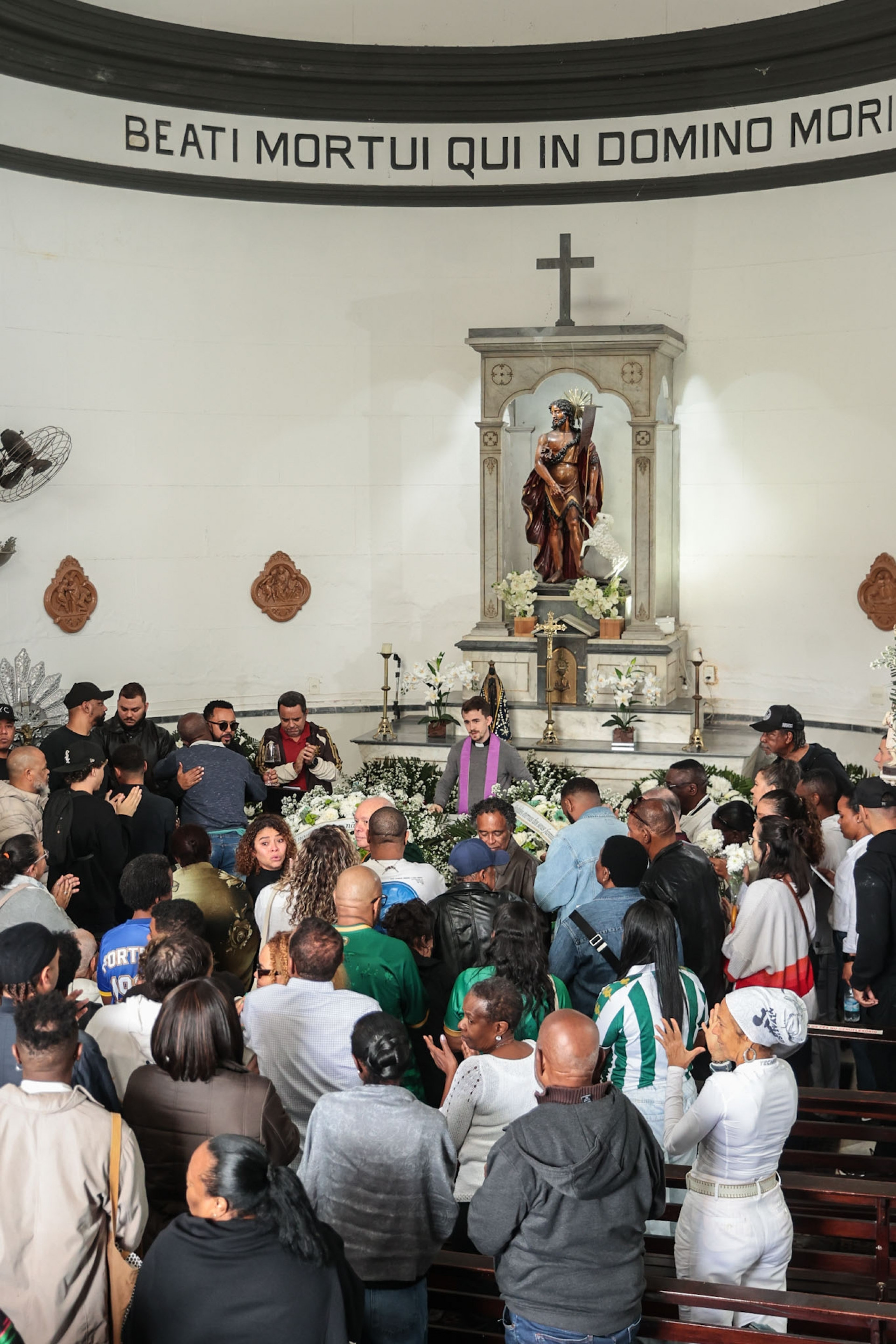 Familiares e amigos se despedem de Anita Nobre em velório no Rio - Brazil News