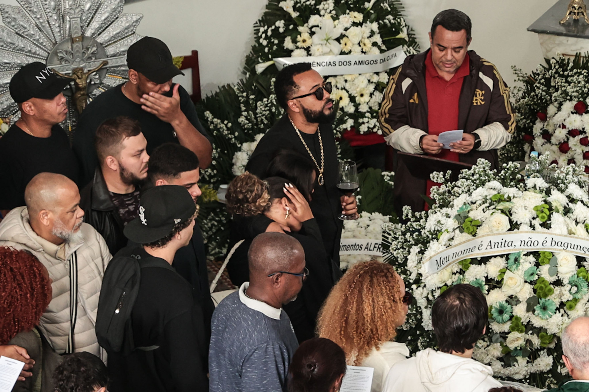 Acompanhado das filhas, Dudu Nobre se despede da mãe em velório no Rio - Brazil News