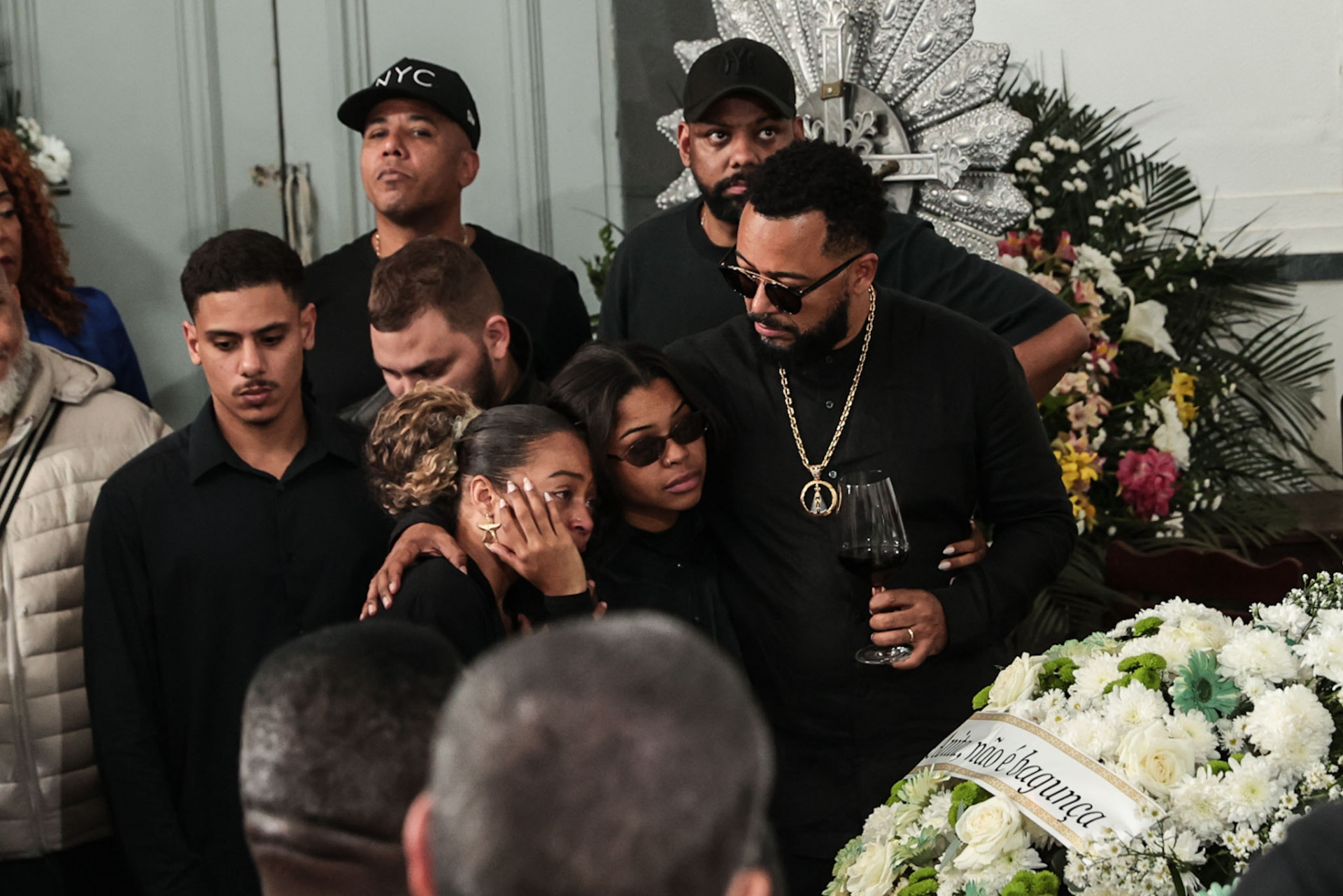 Dudu Nobre estava acompanhado das filhas durante cerimônia de despedida da mãe - Brazil News