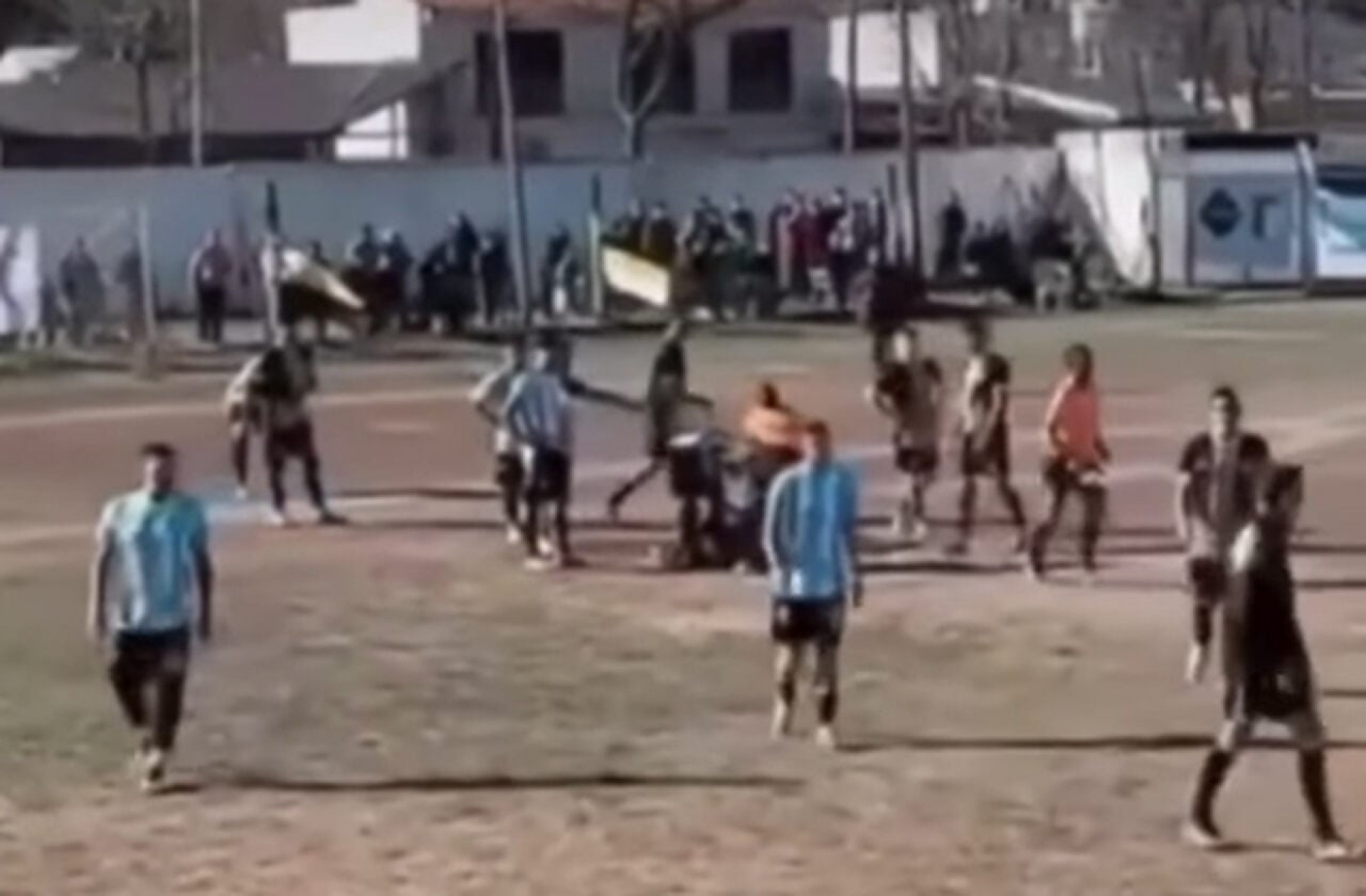 V&iacute;deo: jogador &eacute; preso por agredir &aacute;rbitro com soco na Argentina