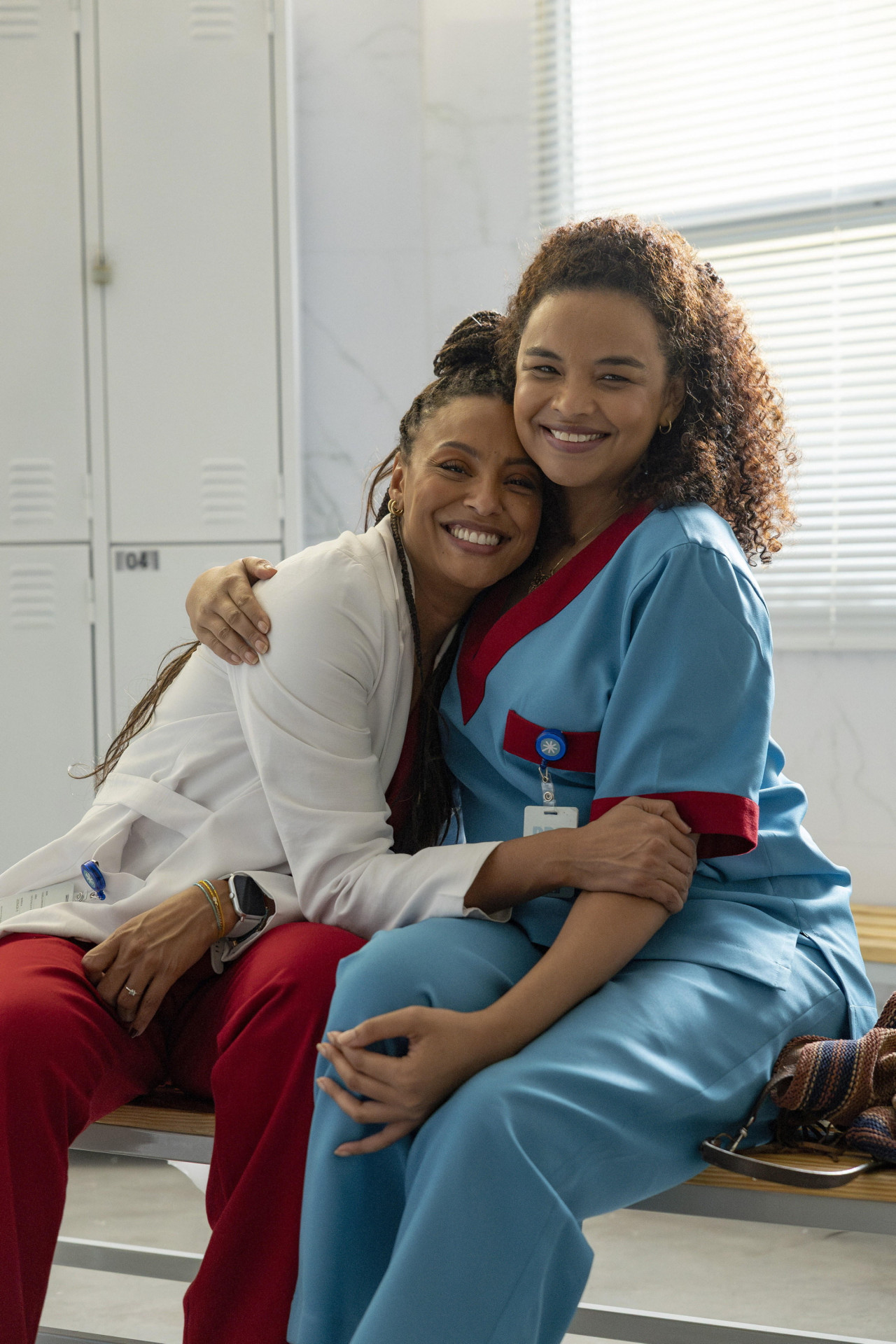 Bela (Sheron Menezzes) e Juli (Lucy Ramos) são melhores amigas na trama 'Por Você' - Fabio Rocha /TV Globo
