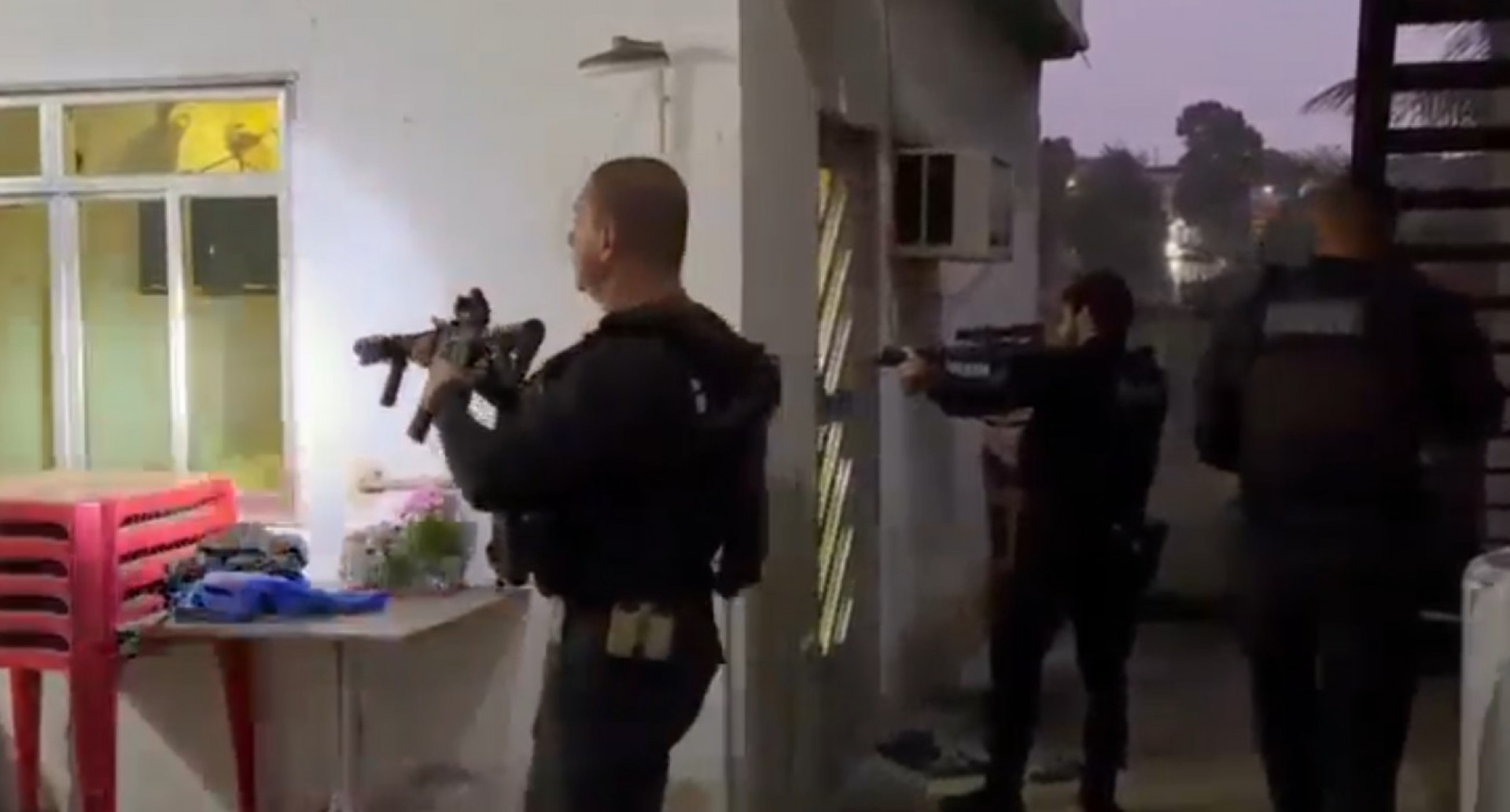 Agentes cumprem mandados contra grupo suspeito de adulterar medidores de gás - Reprodução
