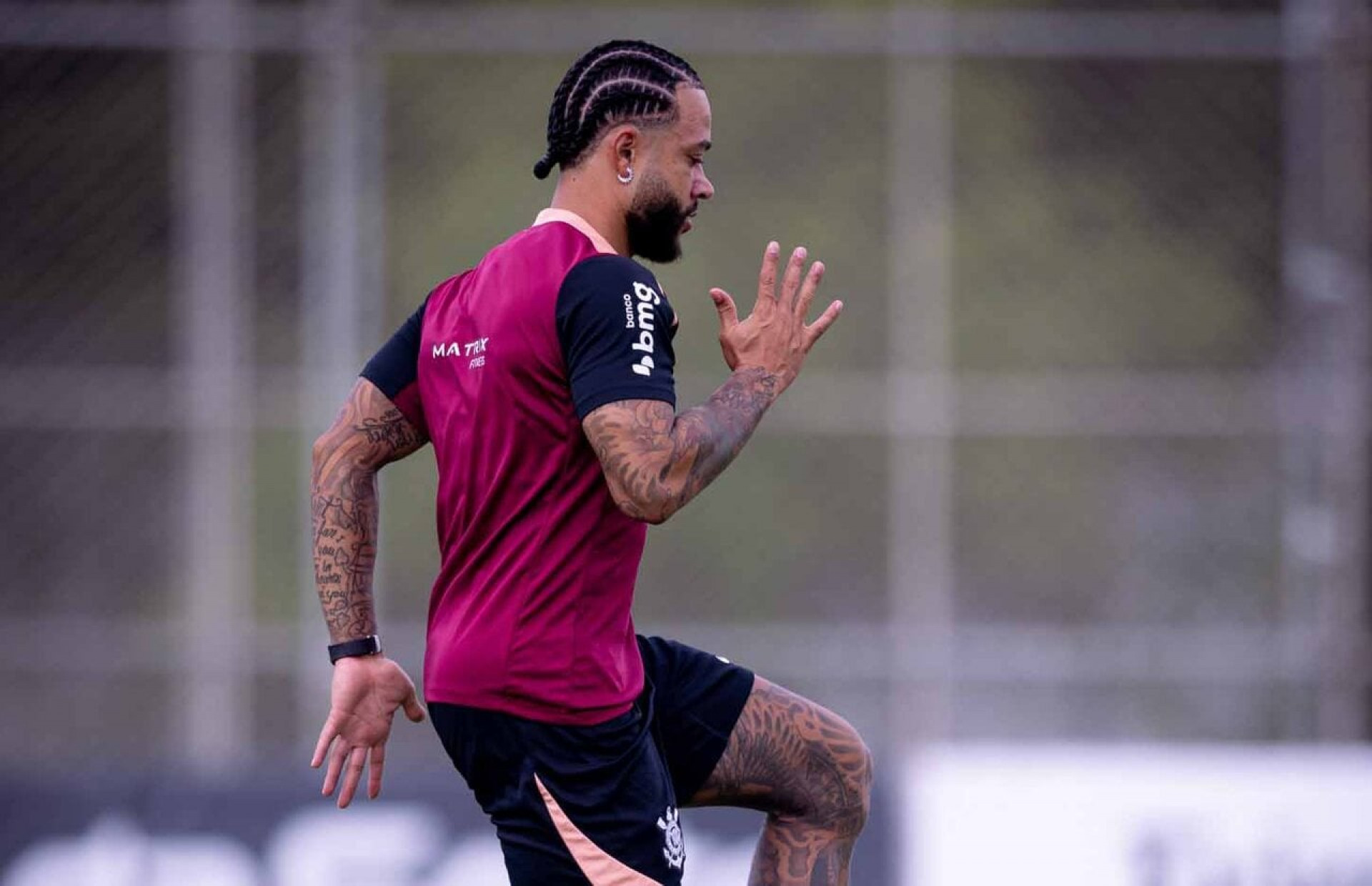 Depay critica postura do Corinthians e pode ir &agrave; Justi&ccedil;a: “Decepcionado”