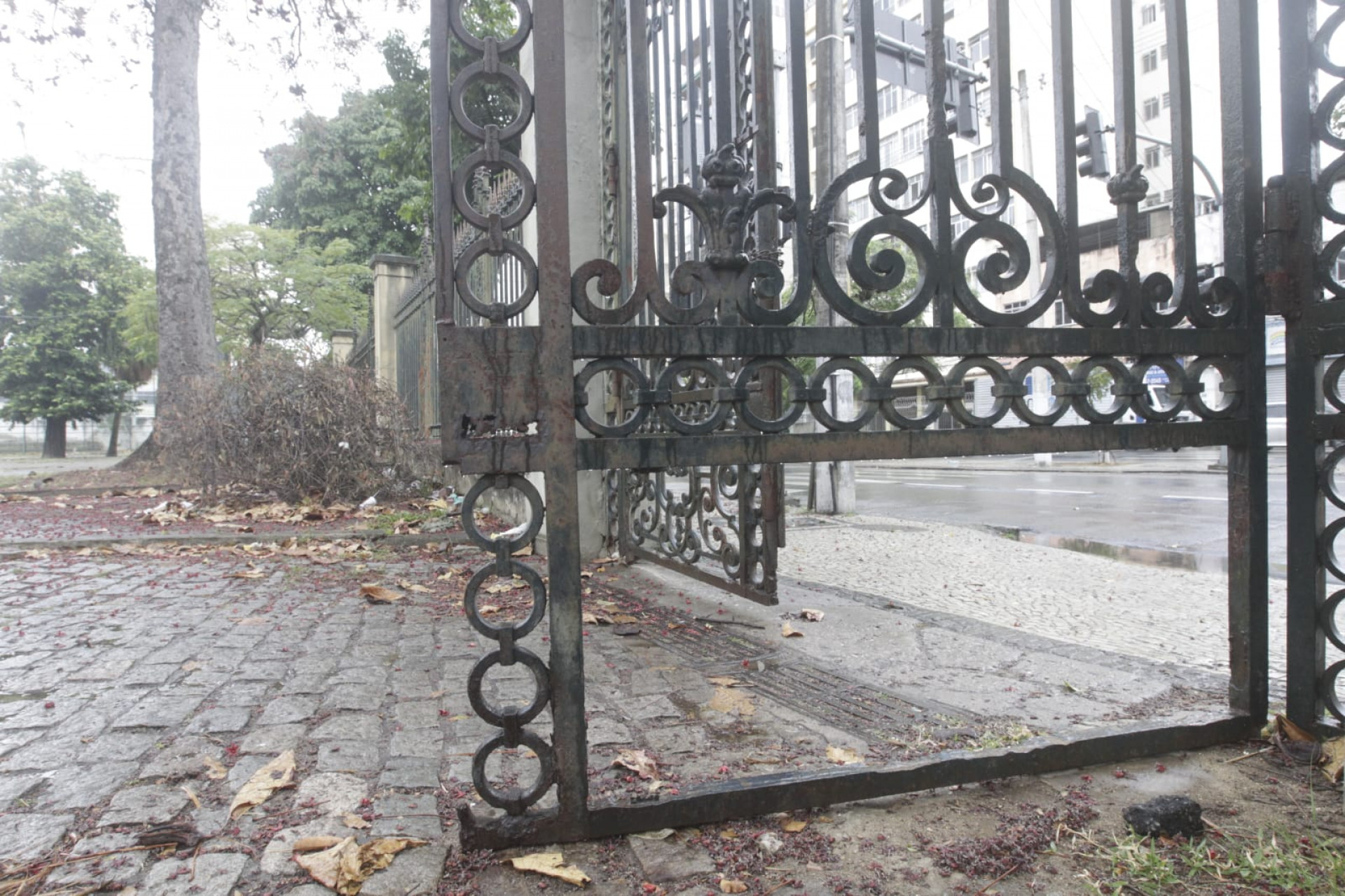 Grades do portão do Parque Recanto do Trovador, em Vila Isabel, Zona Norte, estão faltando - Reginaldo Pimenta / Agência O DIA