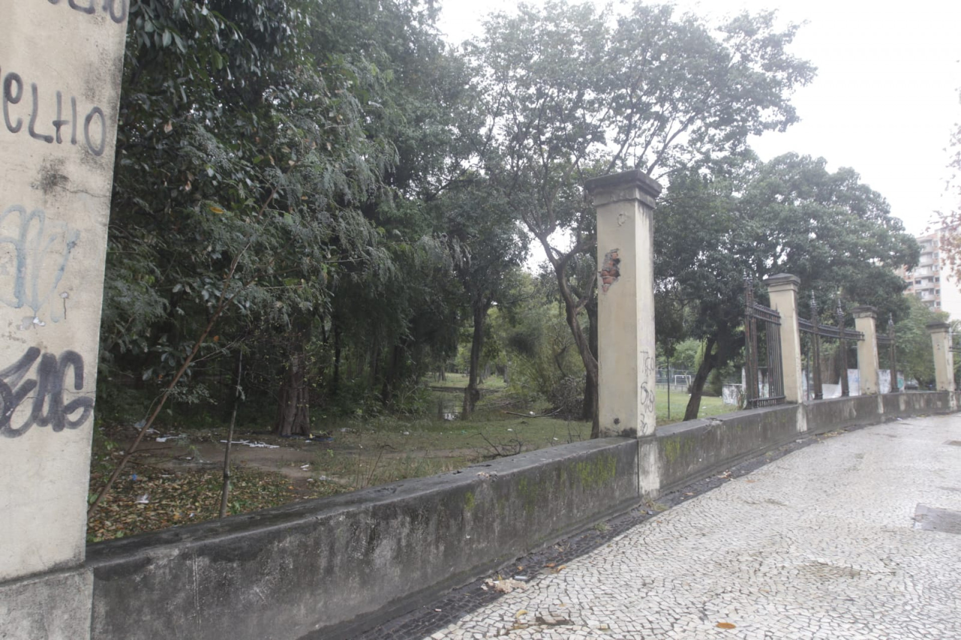 Grade do Parque Recanto do Trovado, em Vila Isabel, está desfalcada devido a seguidos casos de furtos - Reginaldo Pimenta / Agência O DIA