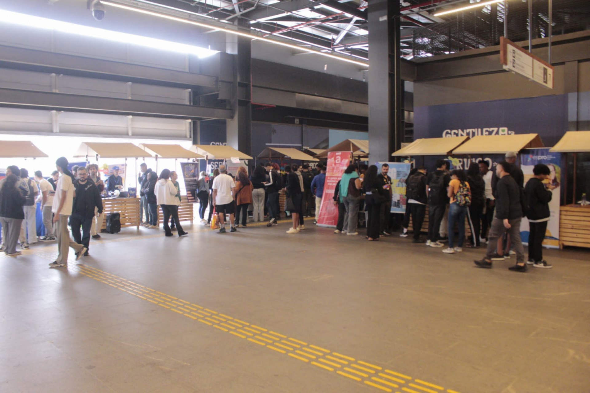 Jovens buscam oportunidades de emprego em feira no Terminal Gentileza - Carlos Elias Junior/Agência O DIA