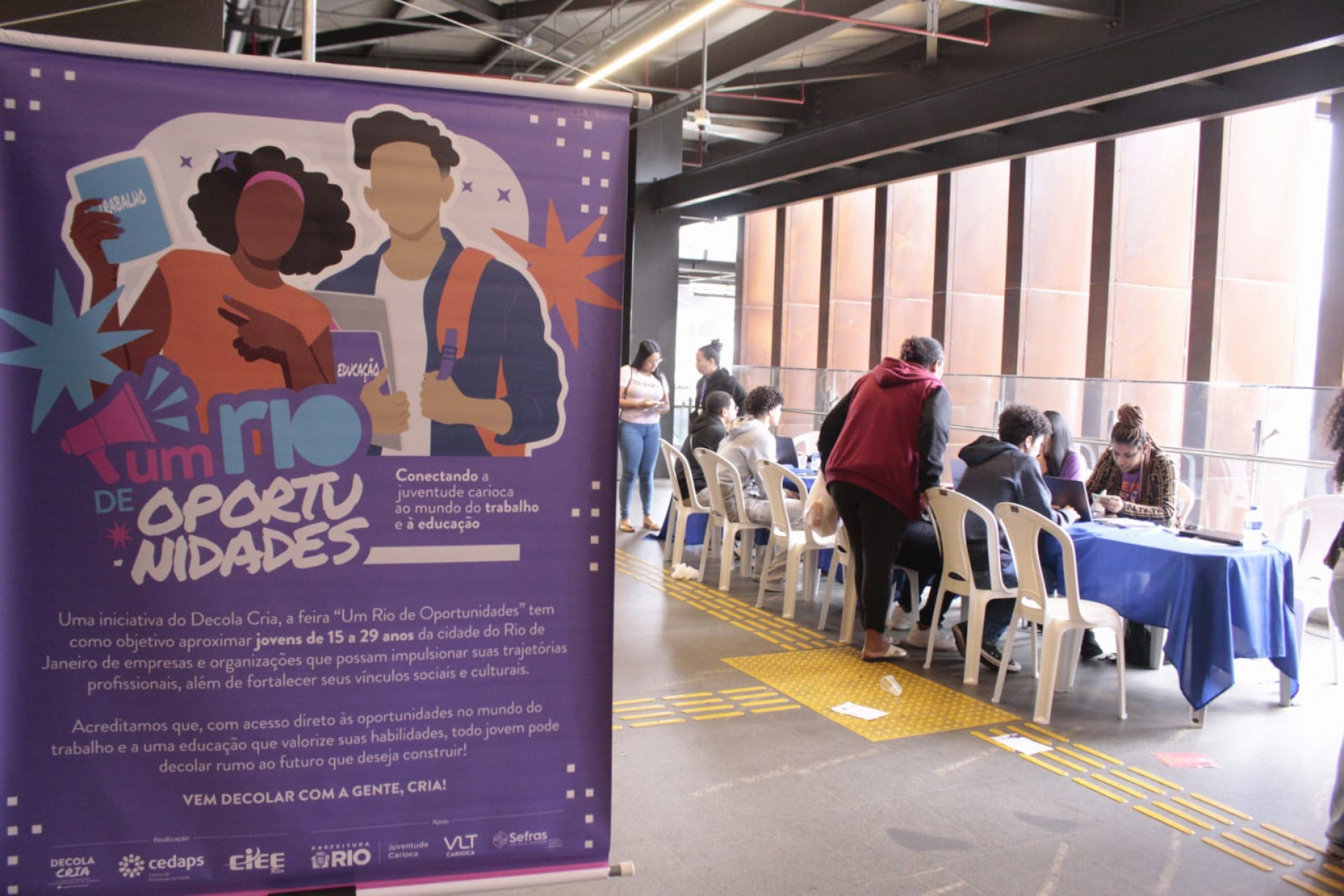 Jovens buscam oportunidades de emprego em feira no Terminal Gentileza - Carlos Elias Junior/Agência O DIA