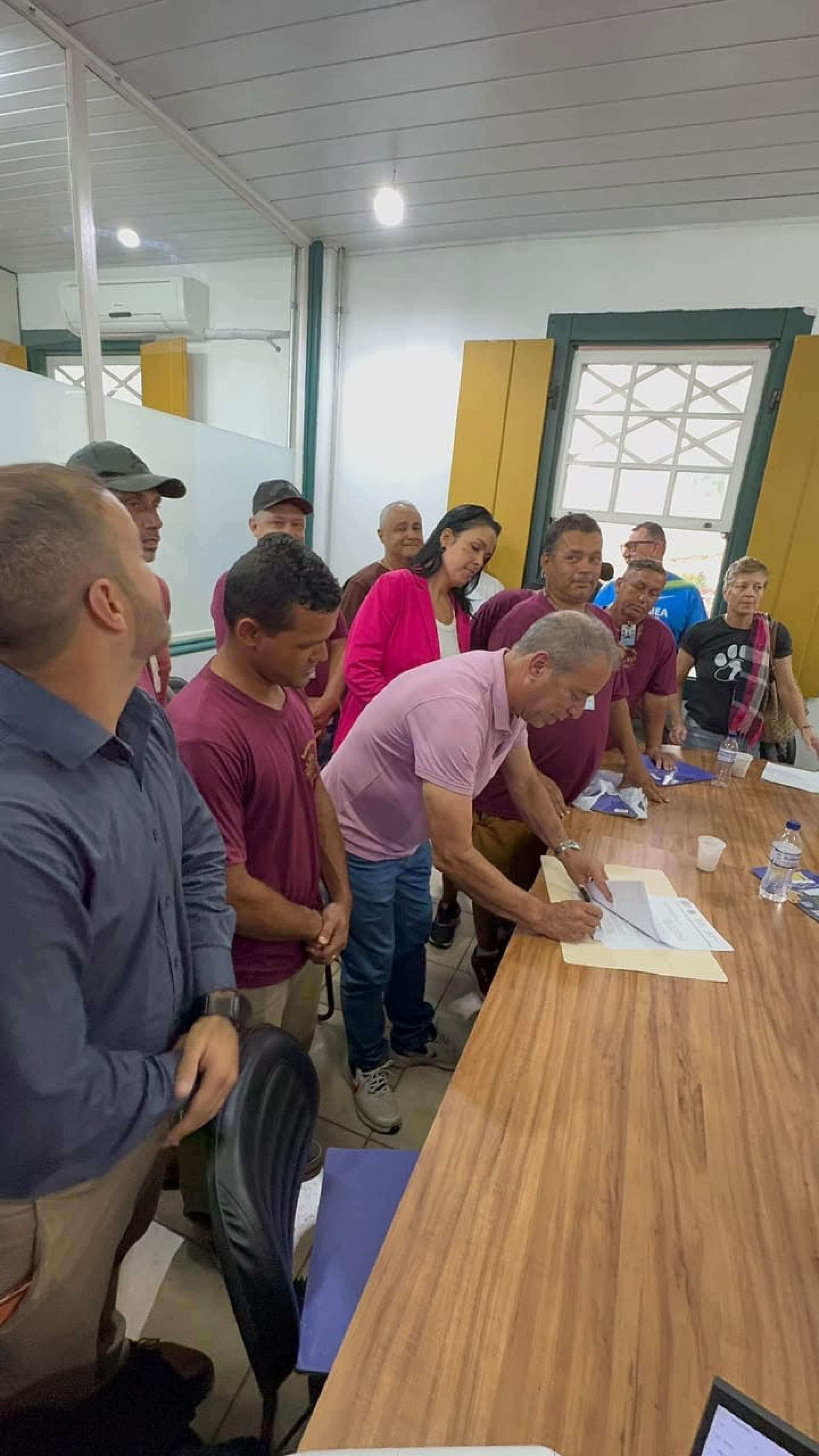 Prefeito Zezé assinando acordo para substituir tração animal por charretes elétricas