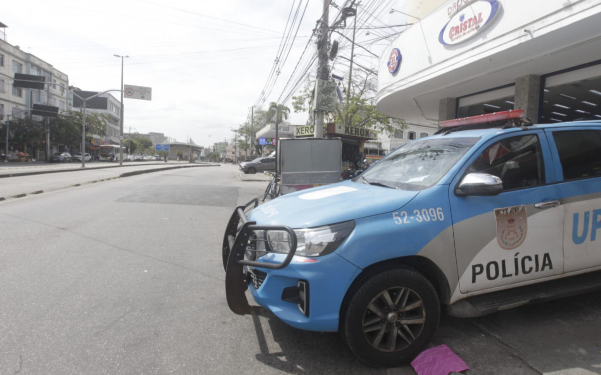 Viatura da PM na manh&atilde; desta quarta-feira (12), na Avenida Meriti, ap&oacute;s tiroteio na regi&atilde;o