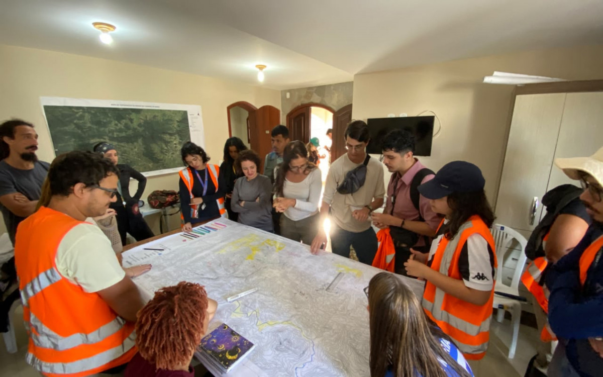 Estudantes da UFRJ exploram serra de Casimiro de Abreu em expedição científica