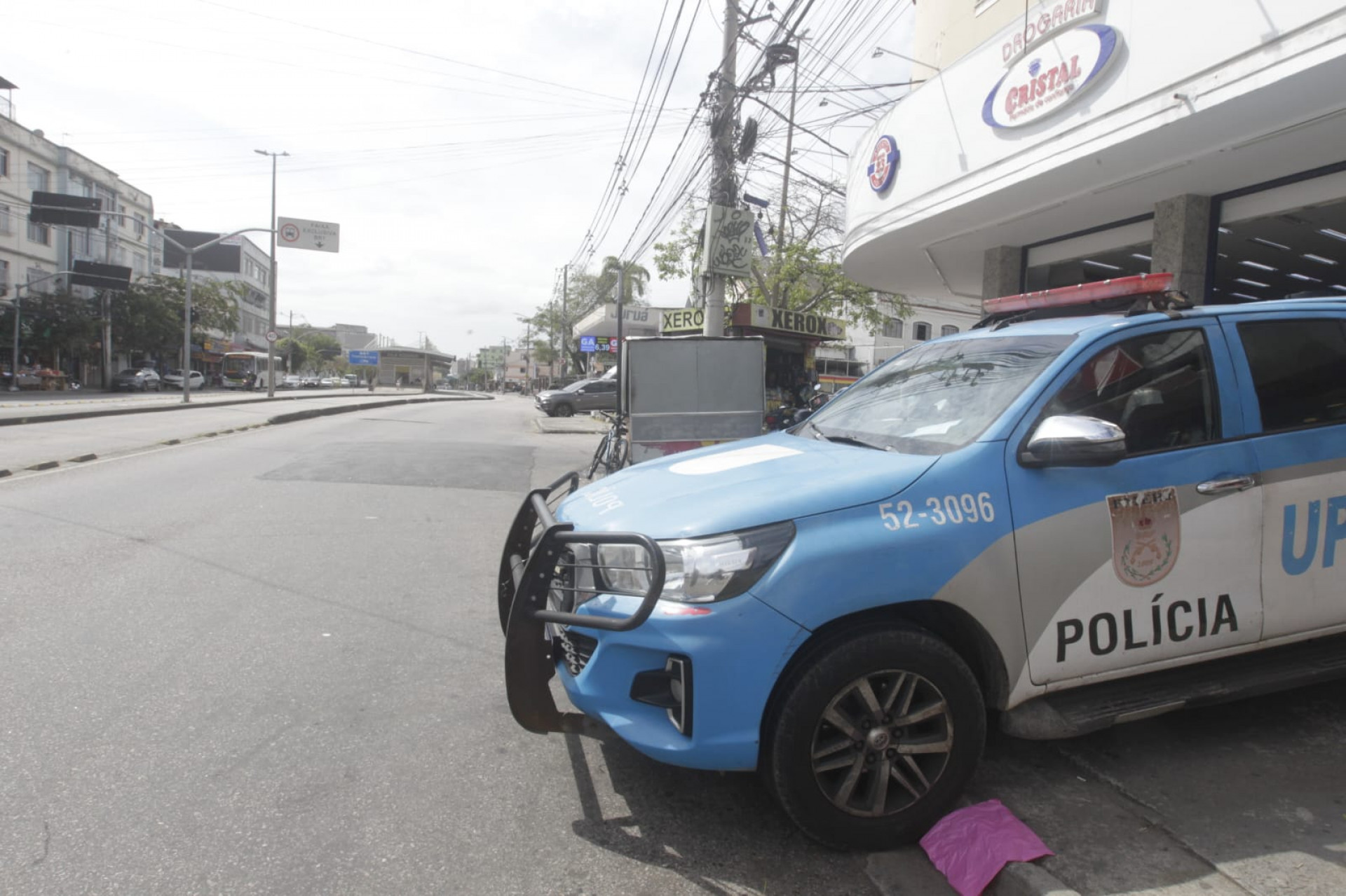 Viatura da PM na manh&atilde; desta quarta-feira (12), na Avenida Meriti, ap&oacute;s tiroteio na regi&atilde;o - Reginaldo Pimenta / Ag&ecirc;ncia O DIA