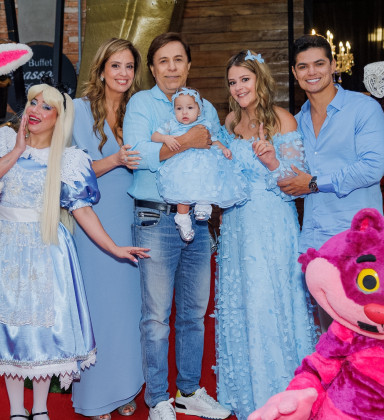 Neta de Tom Cavalcante ganha festão de 1 ano inspirada em Alice