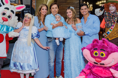 Neta de Tom Cavalcante ganha festão de 1 ano inspirada em Alice; fotos