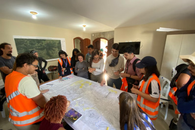 UFRJ leva estudantes à serra de Casimiro para desvendar riquezas geológicas da região