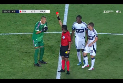 Goleiro empurra árbitro, é expulso e se revolta; veja o vídeo
