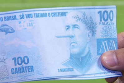 Torcida do Cruzeiro põe Leonardo Jardim em notas falsas: 'O mentiroso'
