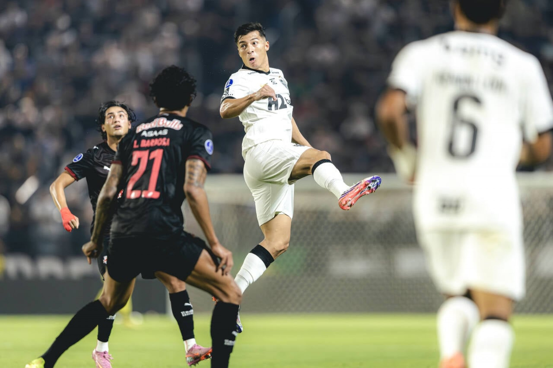 Atl&eacute;tico vence Bragantino, fora de casa, e fica numa boa na Sula