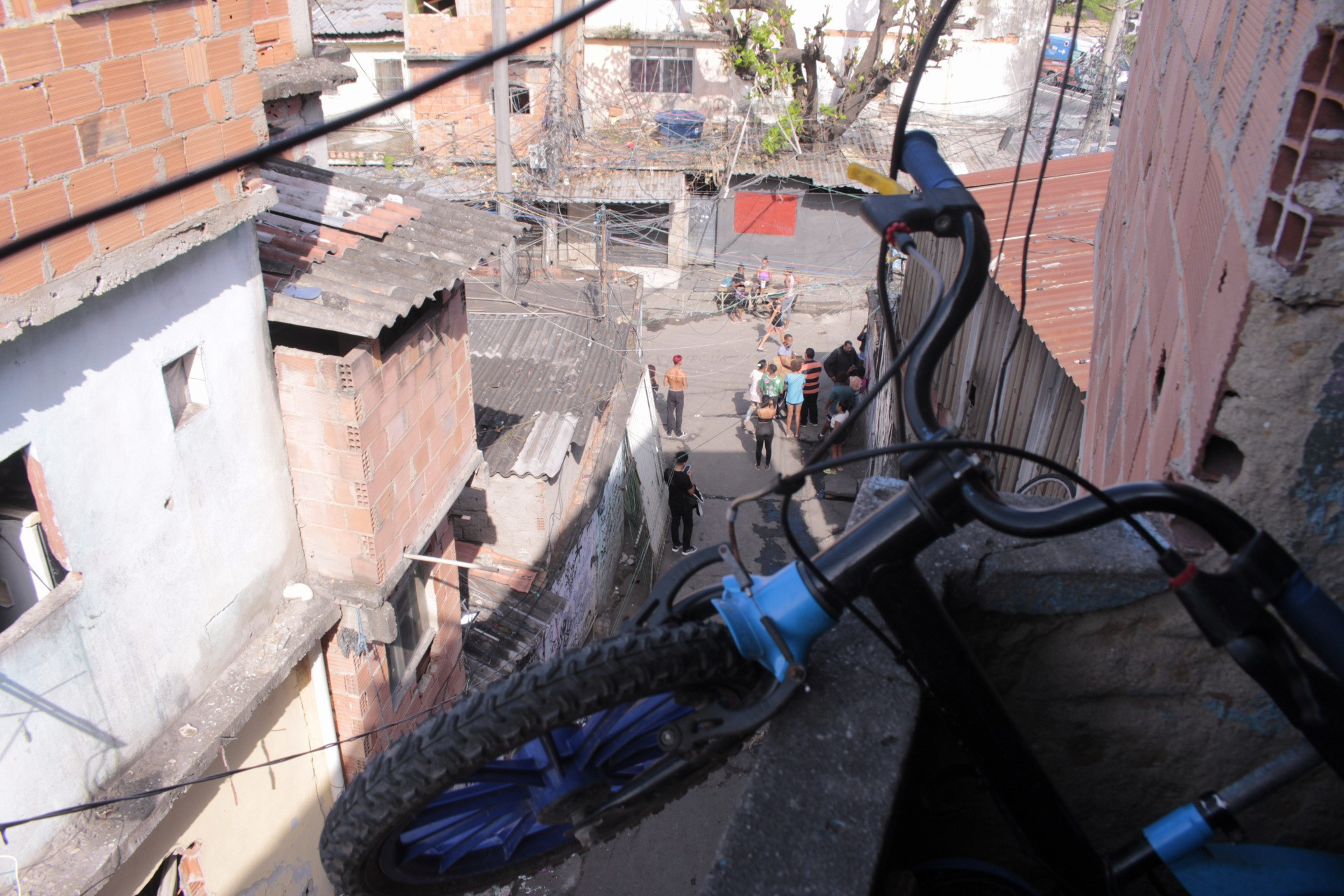 Moradores da Mangueira fizeram um protesto nesta quarta ap&oacute;s menino ficar ferido - Carlos Elias / Arquivo O Dia