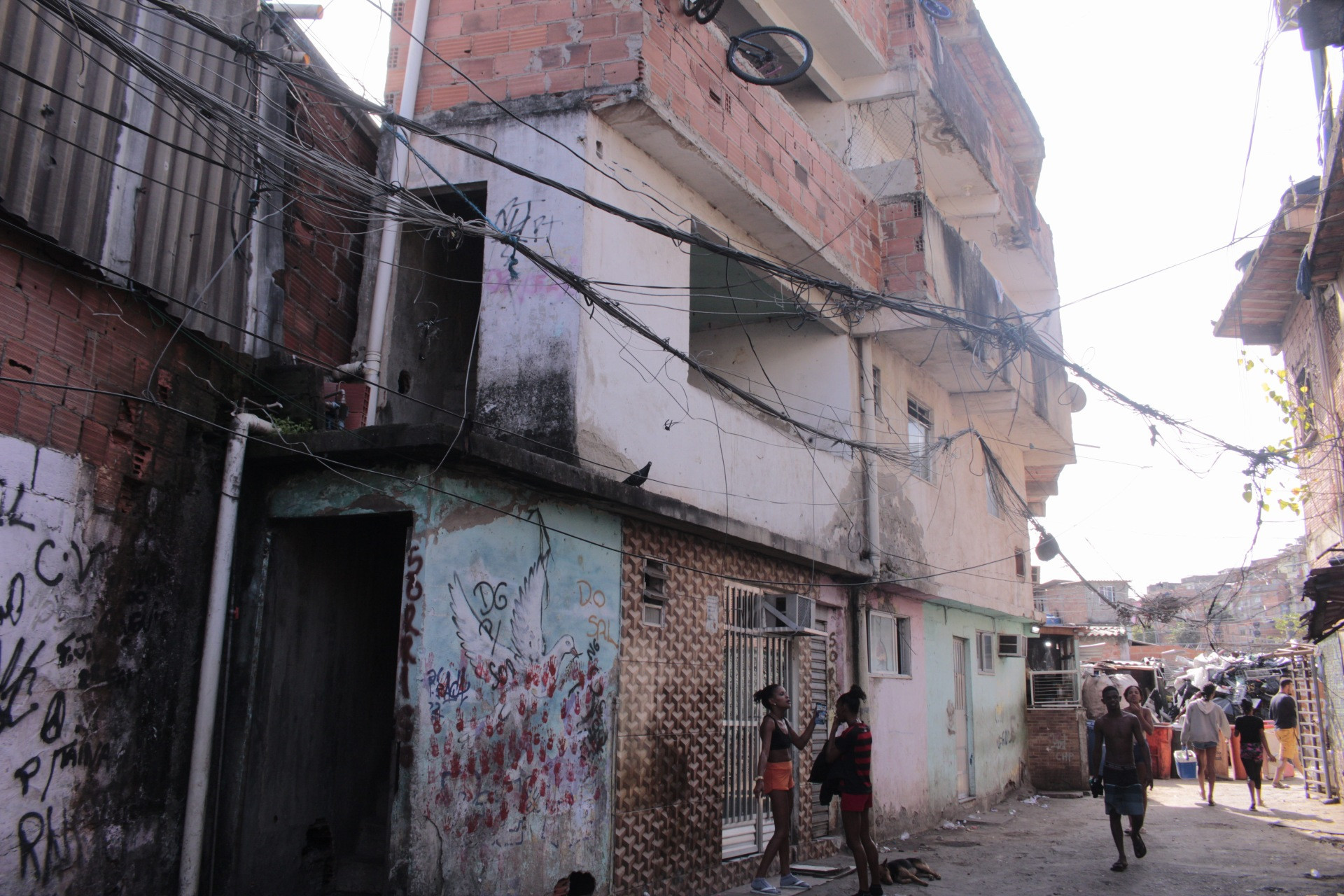 Moradores da Mangueira fizeram um protesto nesta quarta ap&oacute;s menino ficar ferido - Carlos Elias / Arquivo O Dia