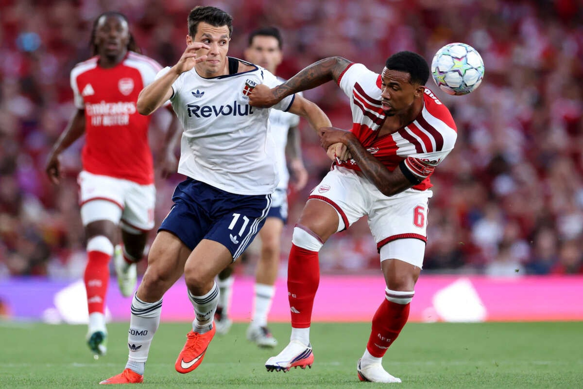 Bruno Guimar&atilde;es estreia, e Arsenal vence o Como nos p&ecirc;naltis