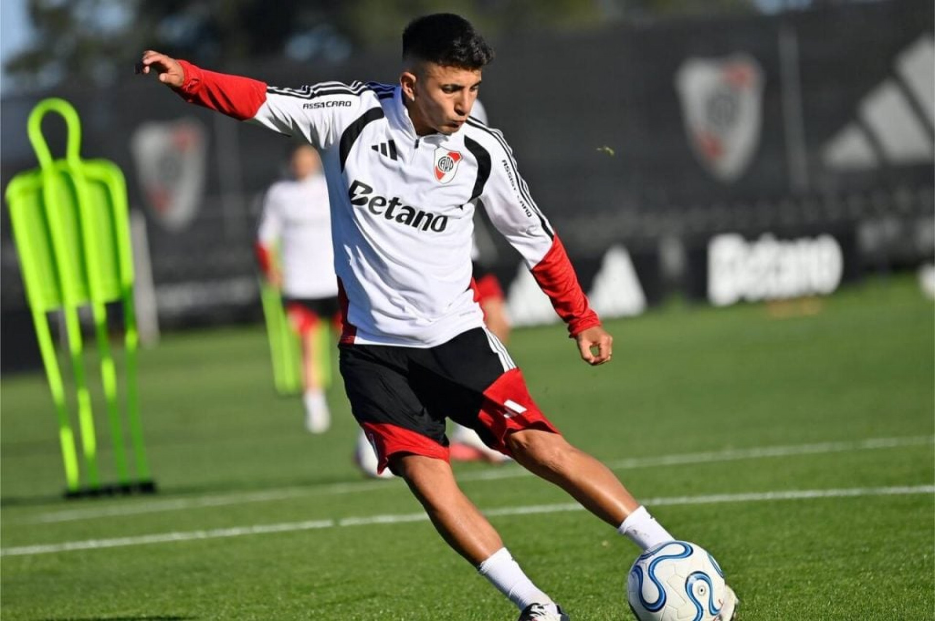 Almada explica o motivo pelo qual n&atilde;o quis o Flamengo