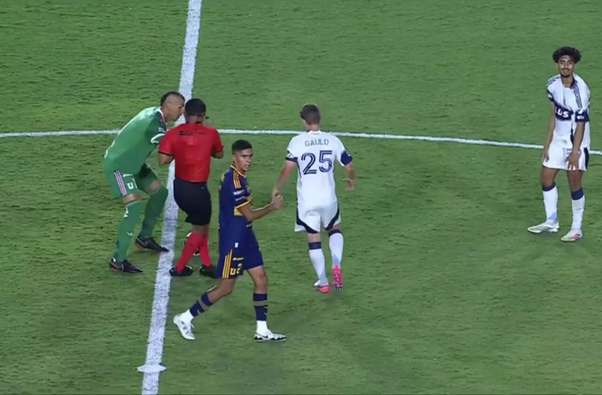 V&iacute;deo: goleiro empurra &aacute;rbitro, &eacute; expulso e joga lixeira em acesso de f&uacute;ria